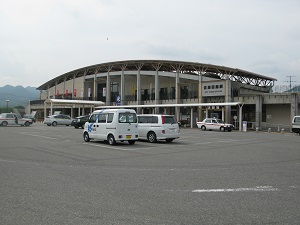 お店の前が田島駅